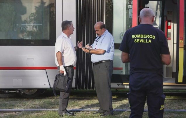 Apaga un incendio en un tranvía con un extintor: era dentista