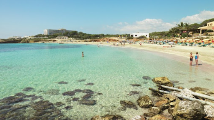 Santa Eulària sanciona con 182.000 € a un local por convertirlo en discoteca al aire libre