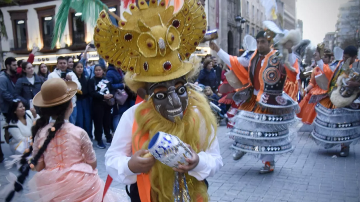 Sanz aumenta las tasas en Sevilla para abrir negocios y celebrar eventos callejeros