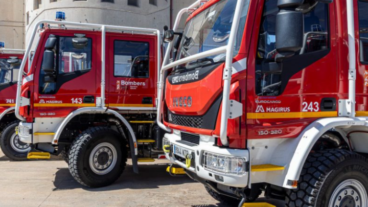 Incendio en Crevillente: cuatro naves afectadas en el polígono Faima