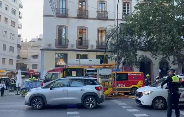 Un aparatoso incendio obliga a desalojar la taberna El Papelón en plena calle Reyes Católicos de Sevilla