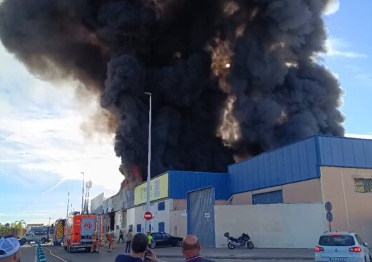 Impresionante columna de humo en la Malvarrosa y Patacona por un incendio industrial en Alboraya